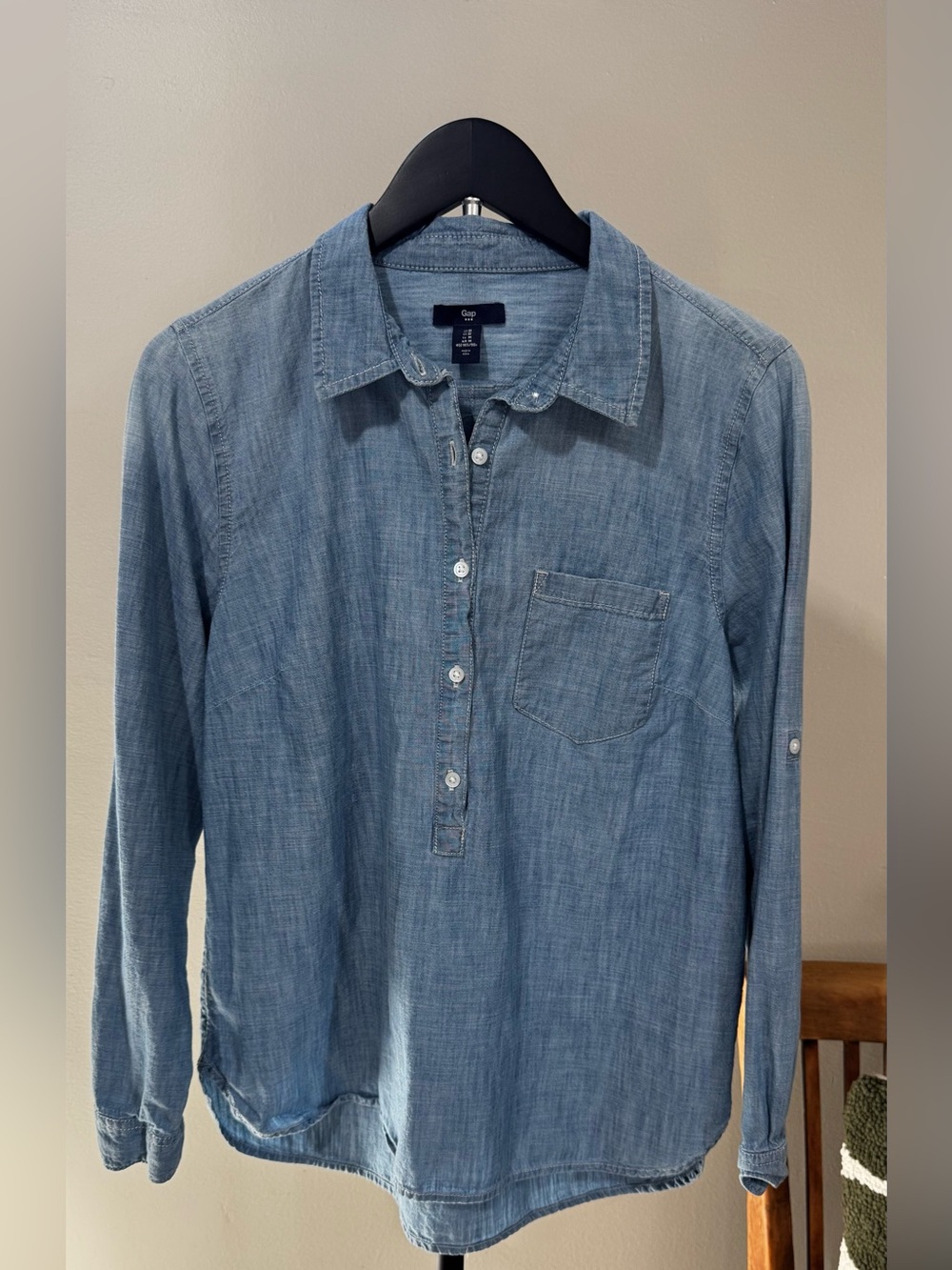 Gap Chambray Popover Shirt Women’s Medium 100% Cotton Blue Long Sleeve Pocket To